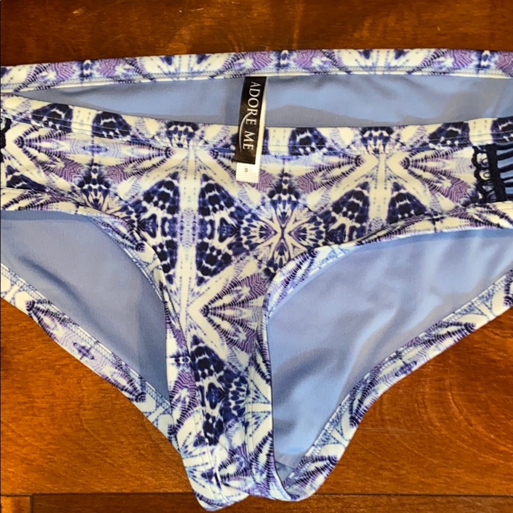 Bikini - Picture 2 of 4